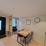 דירה Comfortable Sleeps 4 Near Center