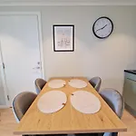 Comfortable Sleeps 4 Near Center