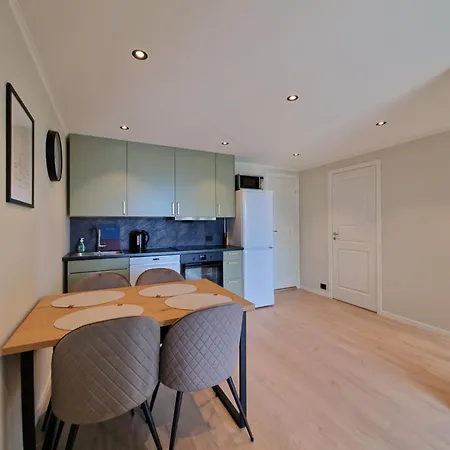 아파트 Comfortable Sleeps 4 Near Center *