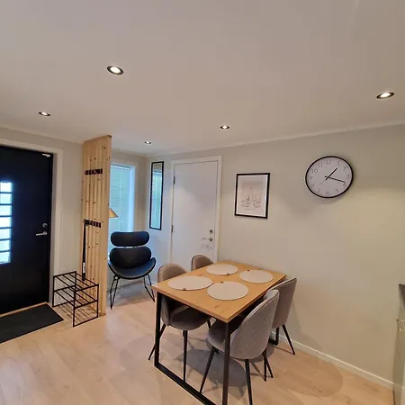 아파트 Comfortable Sleeps 4 Near Center