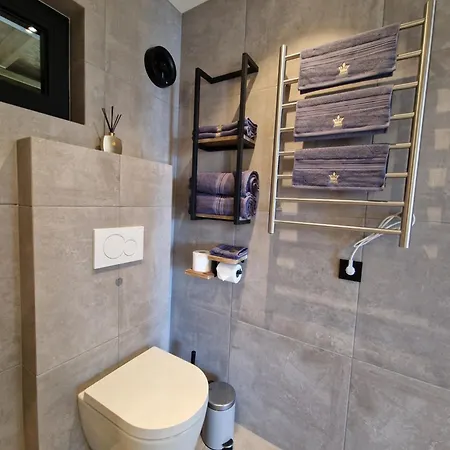 Comfortable Sleeps 4 Near Center *