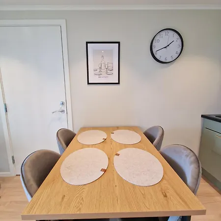 Comfortable Sleeps 4 Near Center