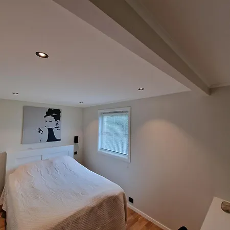 Comfortable Sleeps 4 Near Center *