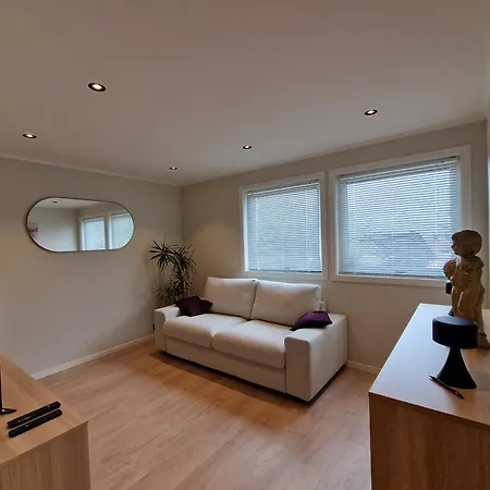 Comfortable Sleeps 4 Near Center アパート