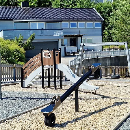 Comfortable Sleeps 4 Near Center