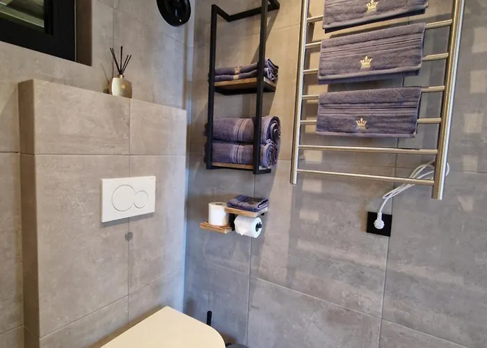 Comfortable Sleeps 4 Near Center *
