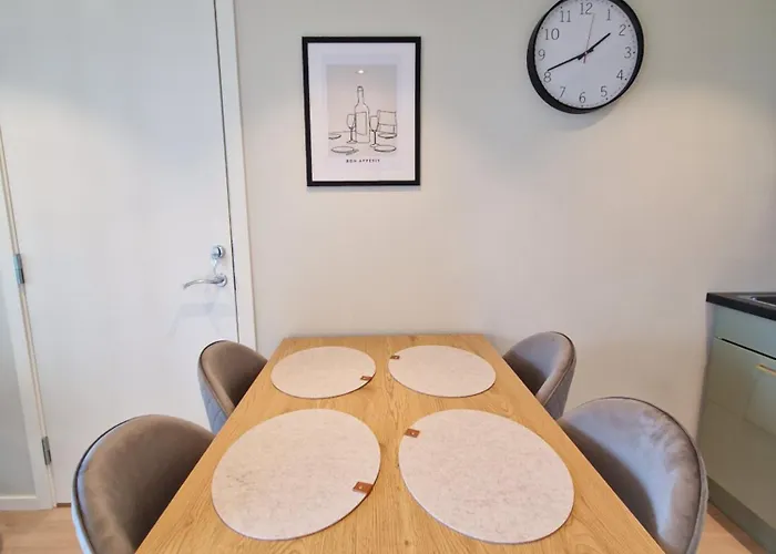 Comfortable Sleeps 4 Near Center