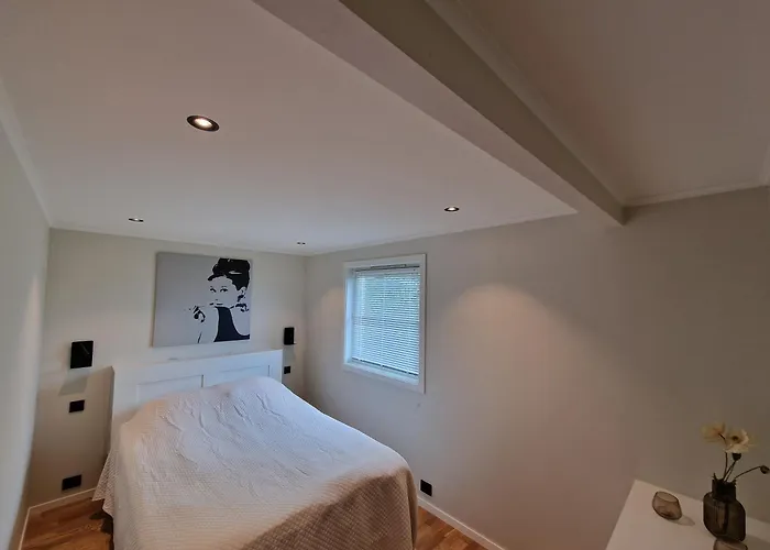 Comfortable Sleeps 4 Near Center *